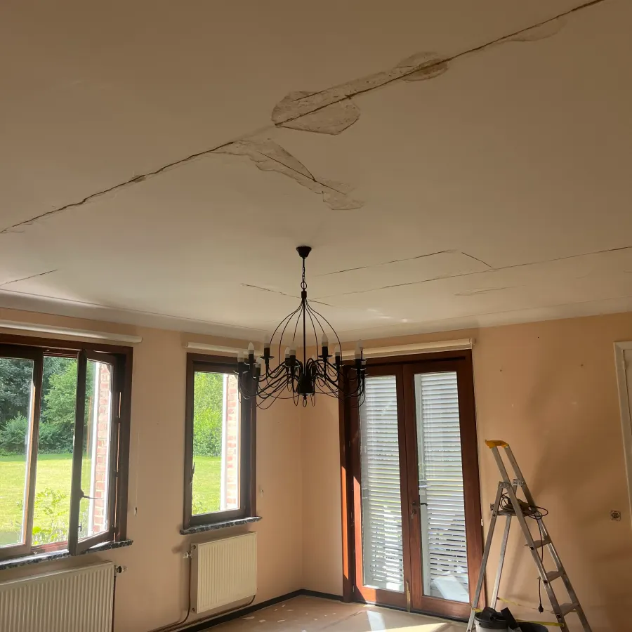Plafond fissuré en cours de reprise avant mise en peinture