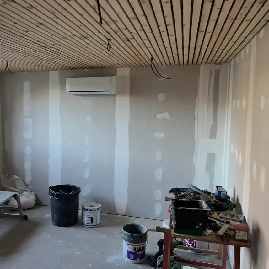 Cloisons en plaques de plâtre avec leurs bandes à joints, avant mise en peinture